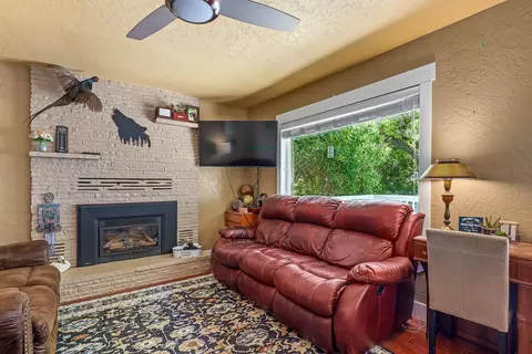 Living - 457 Russell Rd, San Andreas, CA 95249 photo 3 of 5