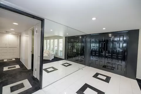 Entry Way - 501 Hamden Ln, Modesto, CA 95350 photo 2 of 3