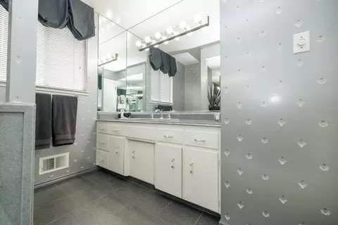 Bath - 501 Hamden Ln, Modesto, CA 95350 photo 6 of 9