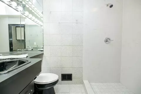 Bath - 501 Hamden Ln, Modesto, CA 95350 photo 2 of 9