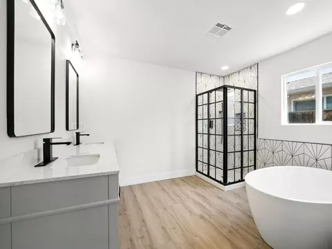 Bath - 1170 Aster Ln, Livermore, CA 94551 photo 2 of 4