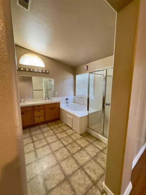 Bath - 1844 Quiet Brook Ct, Manteca, CA 95337 photo 3 of 4