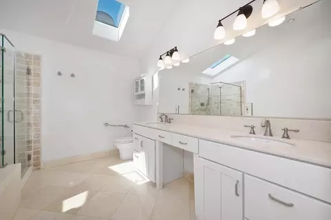 Bath - 820 A St, Davis, CA 95616 photo 5 of 6