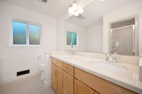 Bath - 820 A St, Davis, CA 95616 photo 3 of 6
