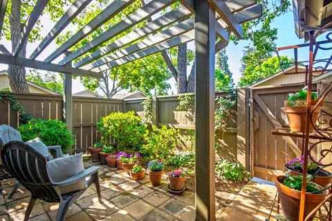 Exterior - 715 E Ranch Rd, Sacramento, CA 95825 photo 5 of 6