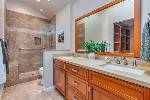 Bath - 715 E Ranch Rd, Sacramento, CA 95825 photo 2 of 4