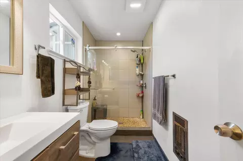 Bath - 15745 Brewer Rd, Grass Valley, CA 95949 photo 2 of 3