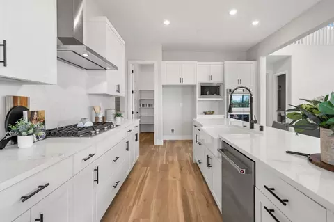 Kitchen - 903 River Bend Dr, Lathrop, CA 95330 photo 7 of 9