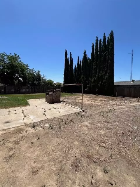 Exterior - 1071 Laurel Ave, Gustine, CA 95322 photo 10 of 10