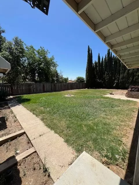 Exterior - 1071 Laurel Ave, Gustine, CA 95322 photo 4 of 10