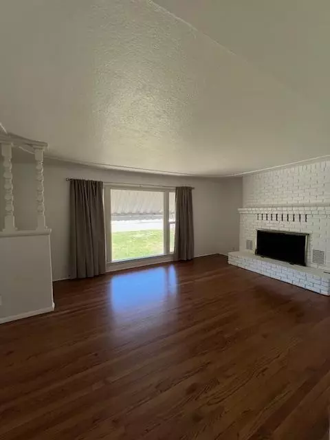Living - 1071 Laurel Ave, Gustine, CA 95322 photo 4 of 4