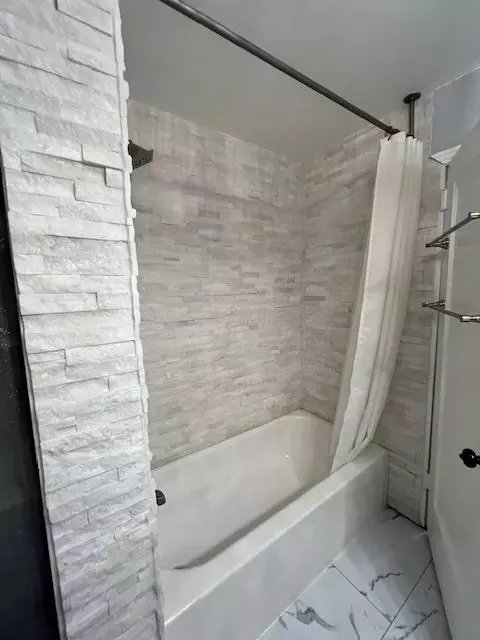 Bath - 1071 Laurel Ave, Gustine, CA 95322 photo 6 of 8