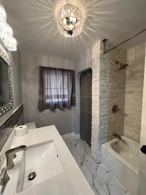 Bath - 1071 Laurel Ave, Gustine, CA 95322 photo 4 of 8