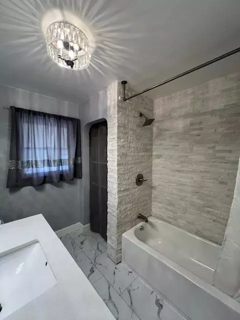 Bath - 1071 Laurel Ave, Gustine, CA 95322 photo 5 of 8