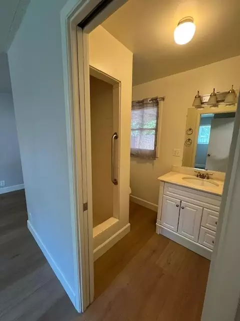 Bath - 1071 Laurel Ave, Gustine, CA 95322 photo 2 of 8