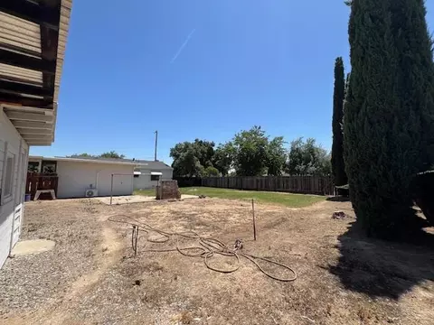 Exterior - 1071 Laurel Ave, Gustine, CA 95322 photo 9 of 10