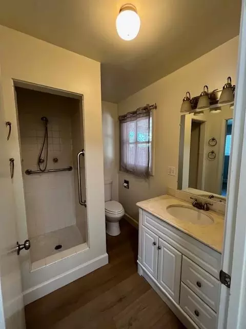 Bath - 1071 Laurel Ave, Gustine, CA 95322 photo 1 of 8