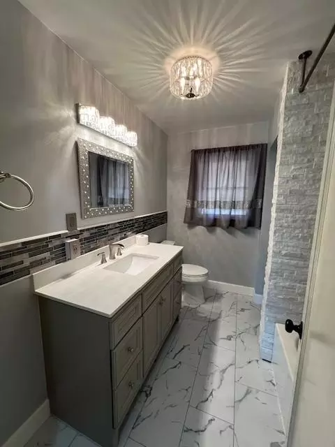 Bath - 1071 Laurel Ave, Gustine, CA 95322 photo 7 of 8