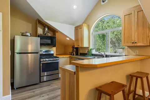 Kitchen - 11318 Wolf Rd, Grass Valley, CA 95949 photo 8 of 9