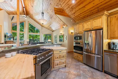 Kitchen - 11318 Wolf Rd, Grass Valley, CA 95949 photo 7 of 9