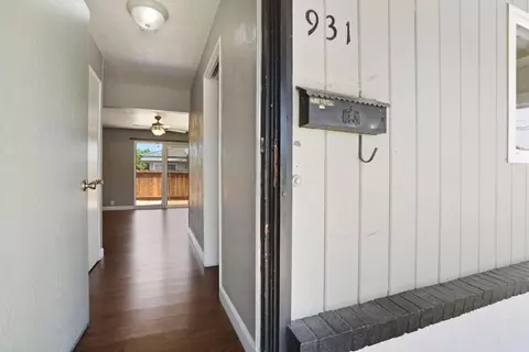 Entry Way - 931 E North, Manteca, CA 95336 photo 1 of 2