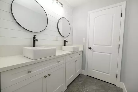 Bath - 704 Edison Ave, Modesto, CA 95350 photo 2 of 4