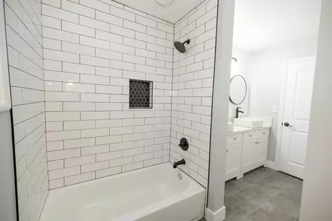 Bath - 704 Edison Ave, Modesto, CA 95350 photo 4 of 4