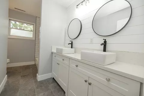 Bath - 704 Edison Ave, Modesto, CA 95350 photo 1 of 4