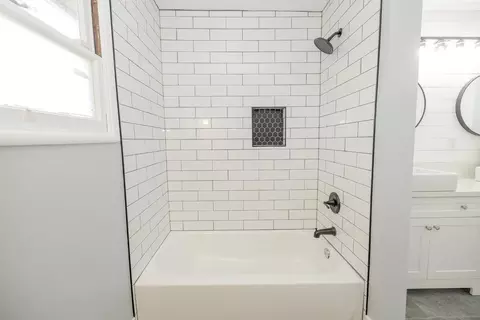 Bath - 704 Edison Ave, Modesto, CA 95350 photo 3 of 4