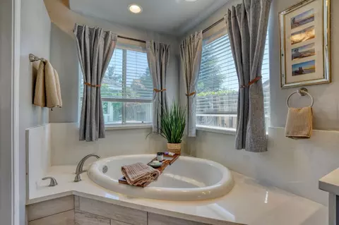 Bath - 1182 Eastburg Ct, Ripon, CA 95366 photo 2 of 8