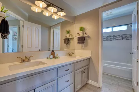 Bath - 1182 Eastburg Ct, Ripon, CA 95366 photo 7 of 8