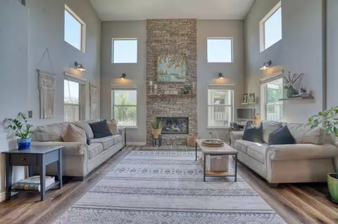 Living - 1182 Eastburg Ct, Ripon, CA 95366 photo 2 of 4