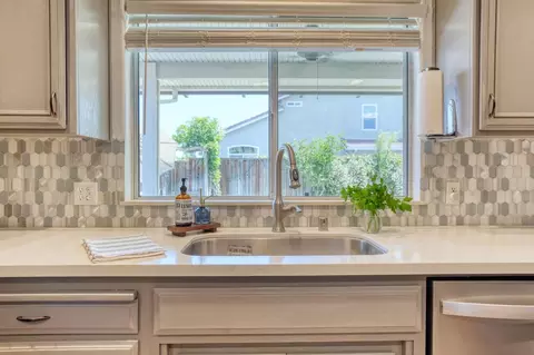 Kitchen - 1182 Eastburg Ct, Ripon, CA 95366 photo 4 of 5