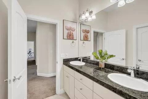 Bath - 8731 Dillard Rd, Wilton, CA 95693 photo 4 of 9