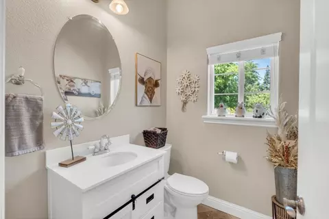 Bath - 8731 Dillard Rd, Wilton, CA 95693 photo 1 of 9