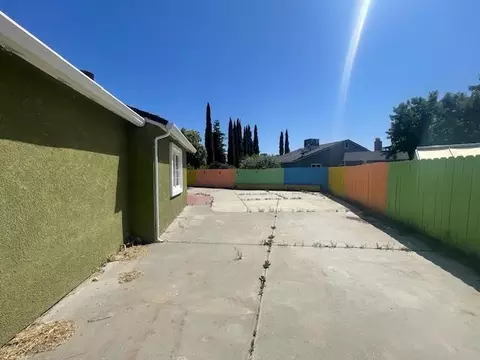 Exterior - 320 Lannis Ct, Ripon, CA 95366 photo 2 of 7