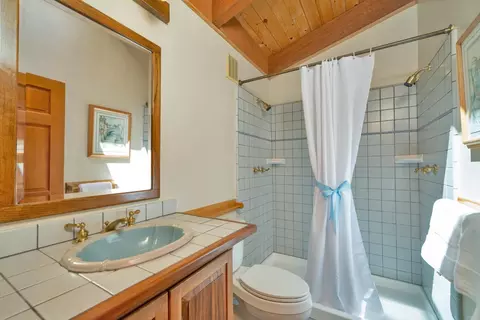 Bath - 2399 Kingsgate Rd, Placerville, CA 95667 photo 4 of 5