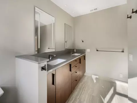 Bath - 442 Grande Ave, Davis, CA 95616 photo 5 of 5