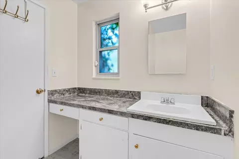 Bath - 1666 Cambrian Dr, Salinas, CA 93906 photo 2 of 4