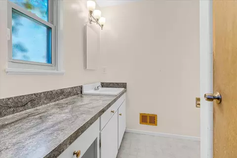 Bath - 1666 Cambrian Dr, Salinas, CA 93906 photo 1 of 4