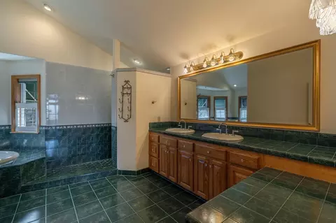 Bath - 27958 Vine Ave, Escalon, CA 95320 photo 2 of 4