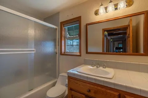 Bath - 27958 Vine Ave, Escalon, CA 95320 photo 1 of 4