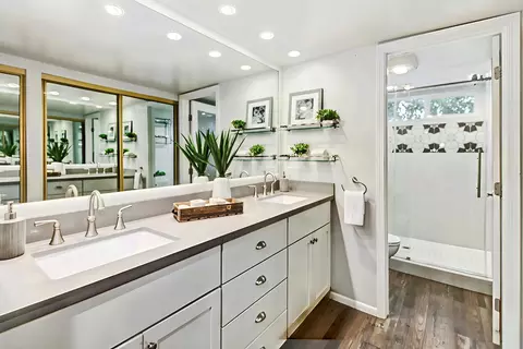 Bath - 4820 Thor Way, Carmichael, CA 95608 photo 2 of 5