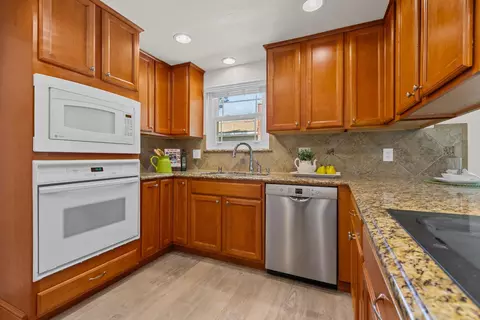 Kitchen - 14587 Shawnee Way, Manteca, CA 95336 photo 2 of 3