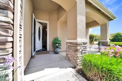 Entry Way - 221 Travertine Dr, Ripon, CA 95366 photo 1 of 6