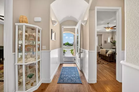 Entry Way - 221 Travertine Dr, Ripon, CA 95366 photo 3 of 6