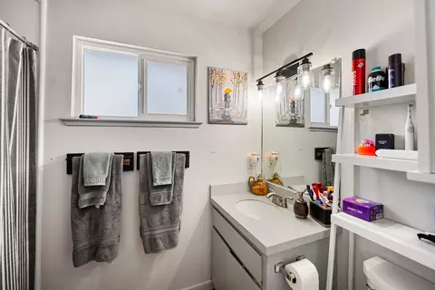 Bath - 111 W Oak Hill Dr, Colfax, CA 95713 photo 2 of 3
