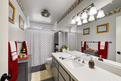 Bath - 111 W Oak Hill Dr, Colfax, CA 95713 photo 1 of 3