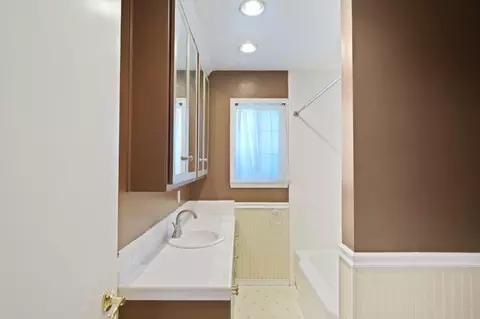 Bath - 1936 Ralston Ct, Modesto, CA 95350 photo 2 of 3