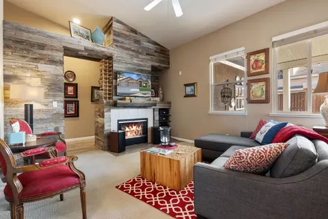Living - 1816 Hyde Park Ln, Manteca, CA 95336 photo 3 of 4